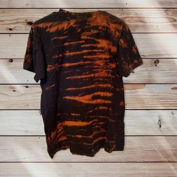 STRANGER THING SIZE LARGE GOLDEN AND BLACK T SHIRT - Picture 3 of 3